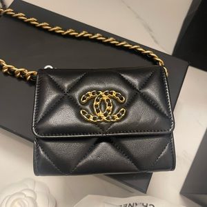 Chanel 19 . Mini flap wallet on chain.